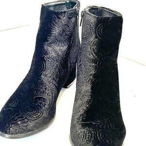 Qupid Women’s Mooch, Black Zip Ankle Boots, Size 9M Velvet Patterned